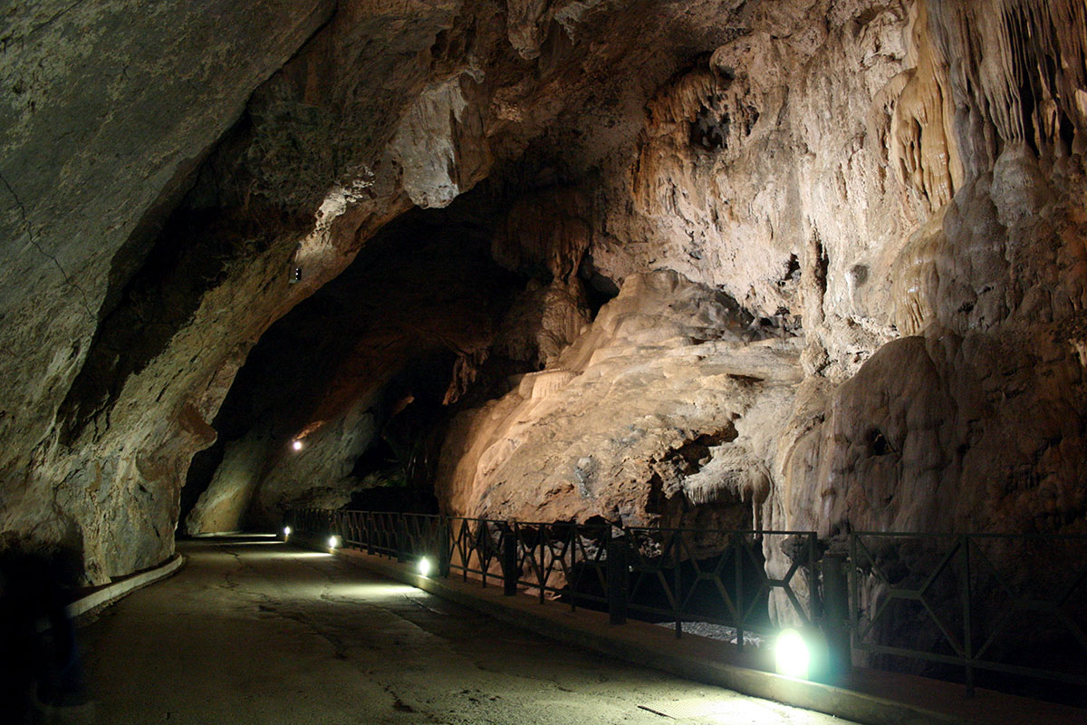 In Sardegna c’è la grotta naturale più grande del mondo transitabile su strada